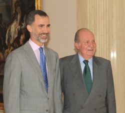 Su Majestad el Rey junto a Su Majestad el Rey Don Juan Carlos, momentos antes del inicio de la reunión del Patronato de Cotec